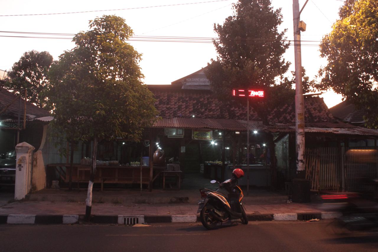 Nyore Sambil Ngeteh Di Angkringan Wijilan Yogya GudegNet